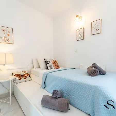 Apartment Great Location, Sea View, 2 Bedroom, Steps From The *